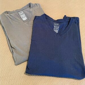 EUC two GAP men’s medium V neck short sleeve tee shirts navy gray 💯 cotton